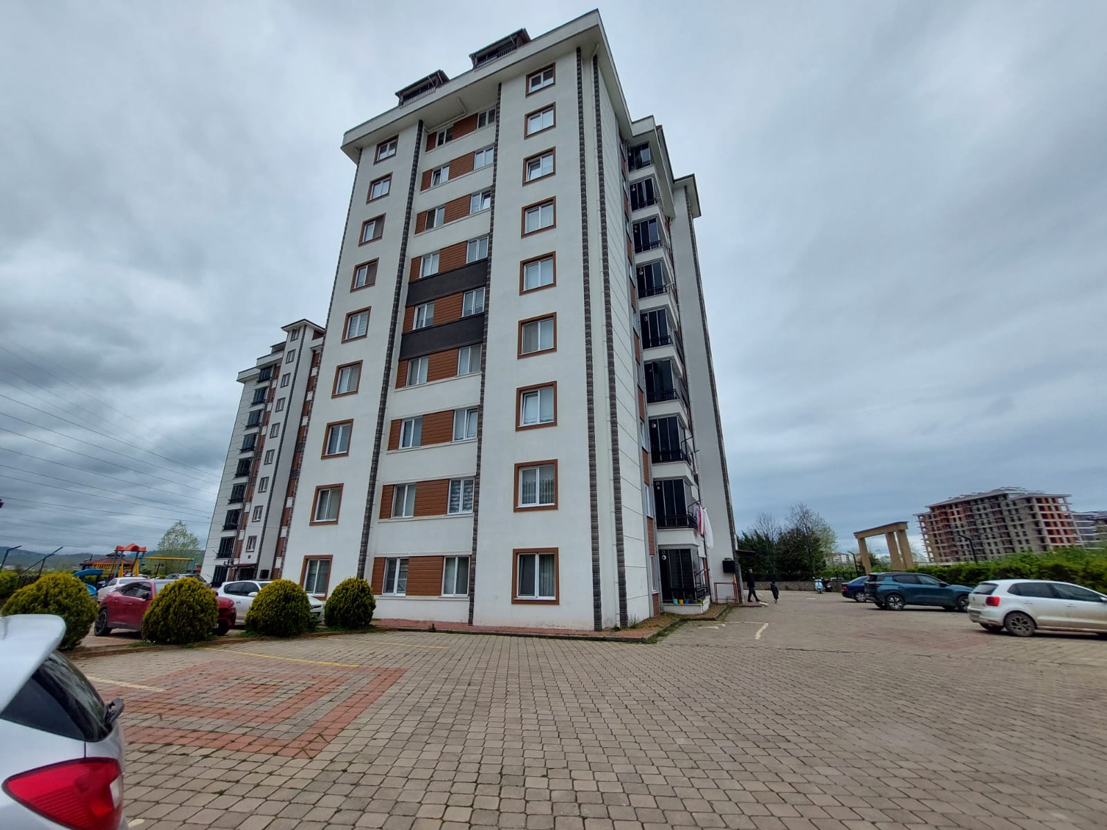 CUMHURİYET MAHALLESİNDE SATILIK GENİŞ 3+1 DAİRE